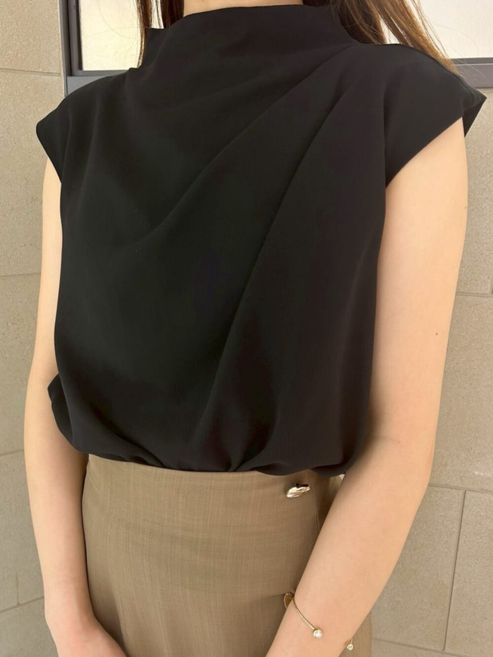 ブラック系のパンプス、ブラック系のショルダーバッグ、ブラック系のシャツ/ブラウスを着用したレディースの夏コーディネートの3枚目の写真