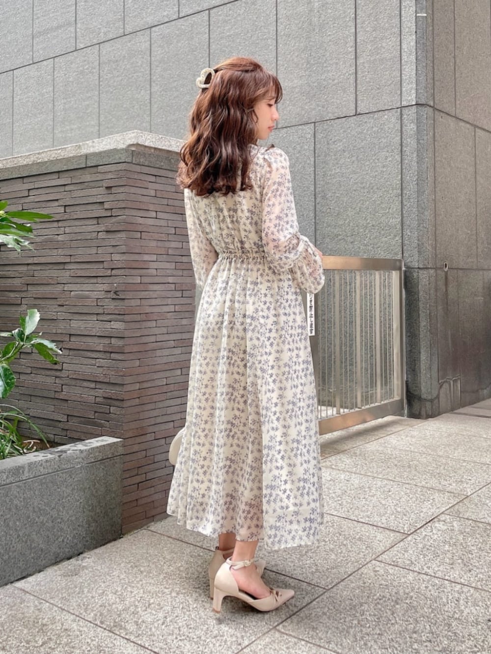 ベージュ系のパンプス、ホワイト系のショルダーバッグ、ホワイト系のワンピースを着用したレディースの春コーディネートの2枚目の写真