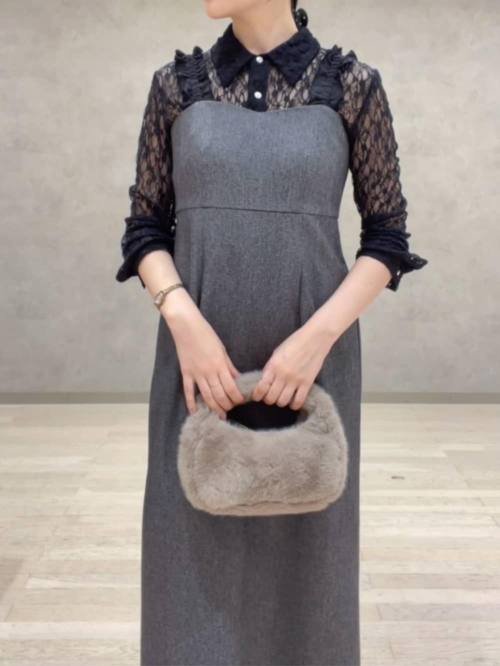 ブラック系のパンプス、ブラック系のTシャツ/カットソー、ブラック系のワンピースを着用したレディースの秋コーディネートの3枚目の写真