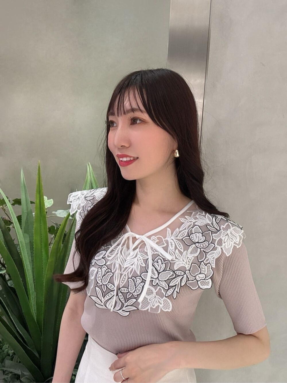 「夏コーデ、夏、カジュアル、カジュアルコーデ、シンプルコーデ、シンプル、大人カジュアル、大人コーデ、大人女子、大人かわいい、大人ガーリー、きれいめカジュアル、キレイめ、きれいめ、お出かけコーデ」|「PROPORTION BODY DRESSINGのパウダータッチキルトミニショルダー / 1215181406(ショルダーバッグ、ホワイト系)」を使った、PROPORTION STAFFさん(レディース・162cm)の夏コーディネートの3枚目の写真