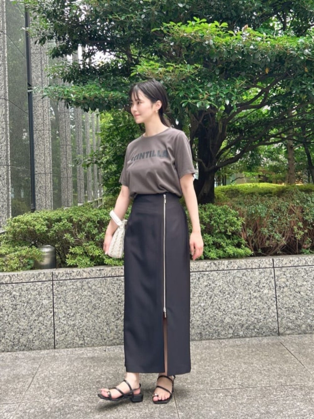 グレー系のTシャツ/カットソー、ブラック系のスカートを着用したレディースの秋コーディネートの3枚目の写真