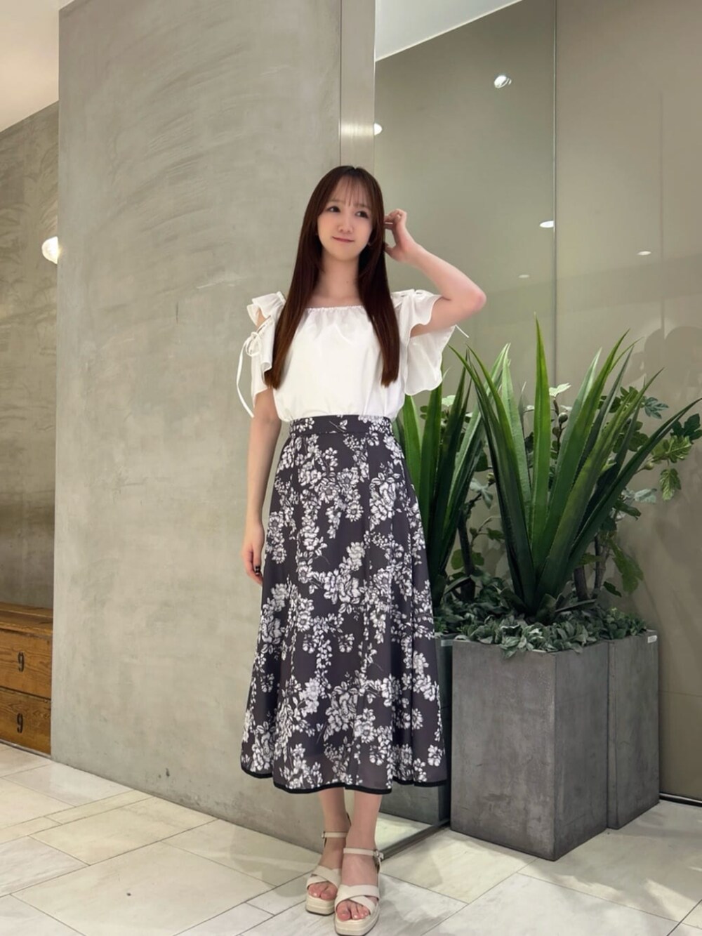 ホワイト系のシャツ/ブラウス、グレー系のスカートを着用したレディースの夏コーディネートの3枚目の写真