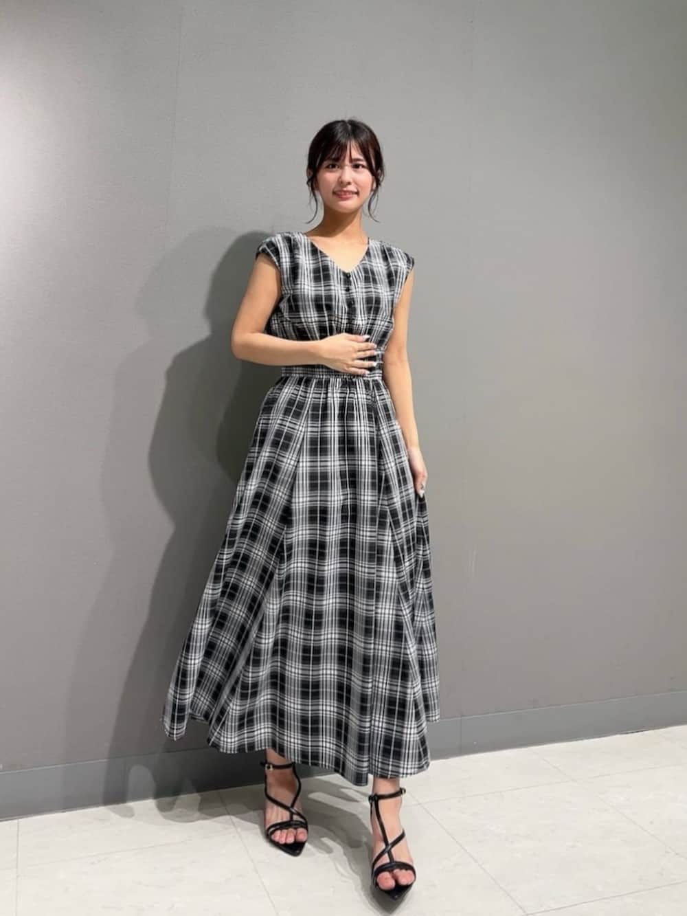 「モノトーン、モノトーンコーデ、カジュアル、カジュアルコーデ、シンプルコーデ、シンプル、お出かけコーデ、休日スタイル、休日コーデ、夏コーデ、夏、オトナカジュアル、オトナ女子、オトナカワイイ、きれいめカジュアル」｜「PROPORTION BODY DRESSINGのウエストシャーリングＶネックワンピース / 1215140508（ワンピース、ブラック系）」を使った、PROPORTION STAFFさん（レディース・159cm）の夏コーディネートの2枚目の写真