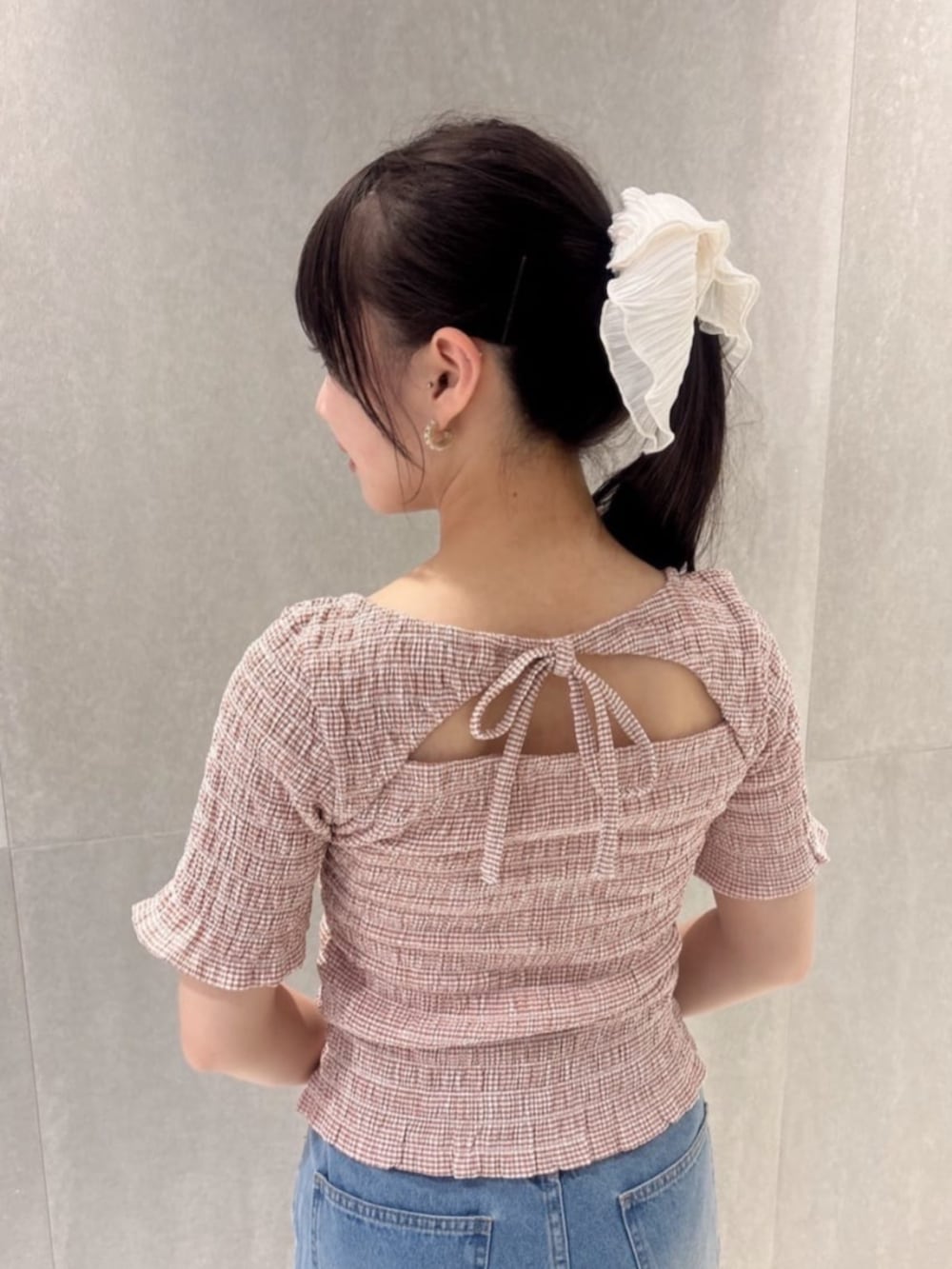 ホワイト系のショルダーバッグ、シルバー系のパンプス、ピンク系のTシャツ/カットソーを着用したレディースの春コーディネートの4枚目の写真