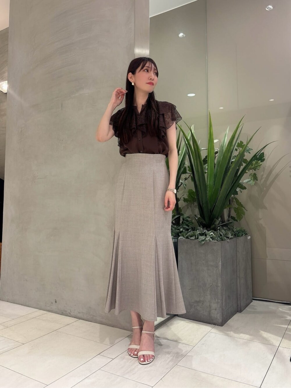 ブラウン系のシャツ/ブラウス、ブラウン系のスカートを着用したレディースの春コーディネートの2枚目の写真