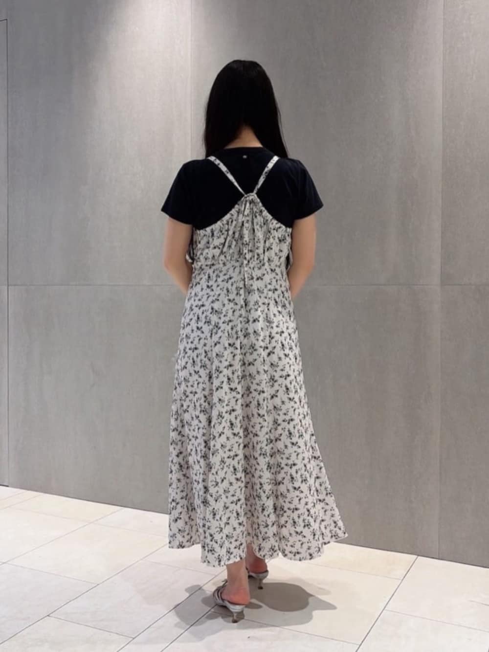 シルバー系のパンプス、グレー系のショルダーバッグ、ブラック系のTシャツ/カットソーを着用したレディースの夏コーディネートの3枚目の写真