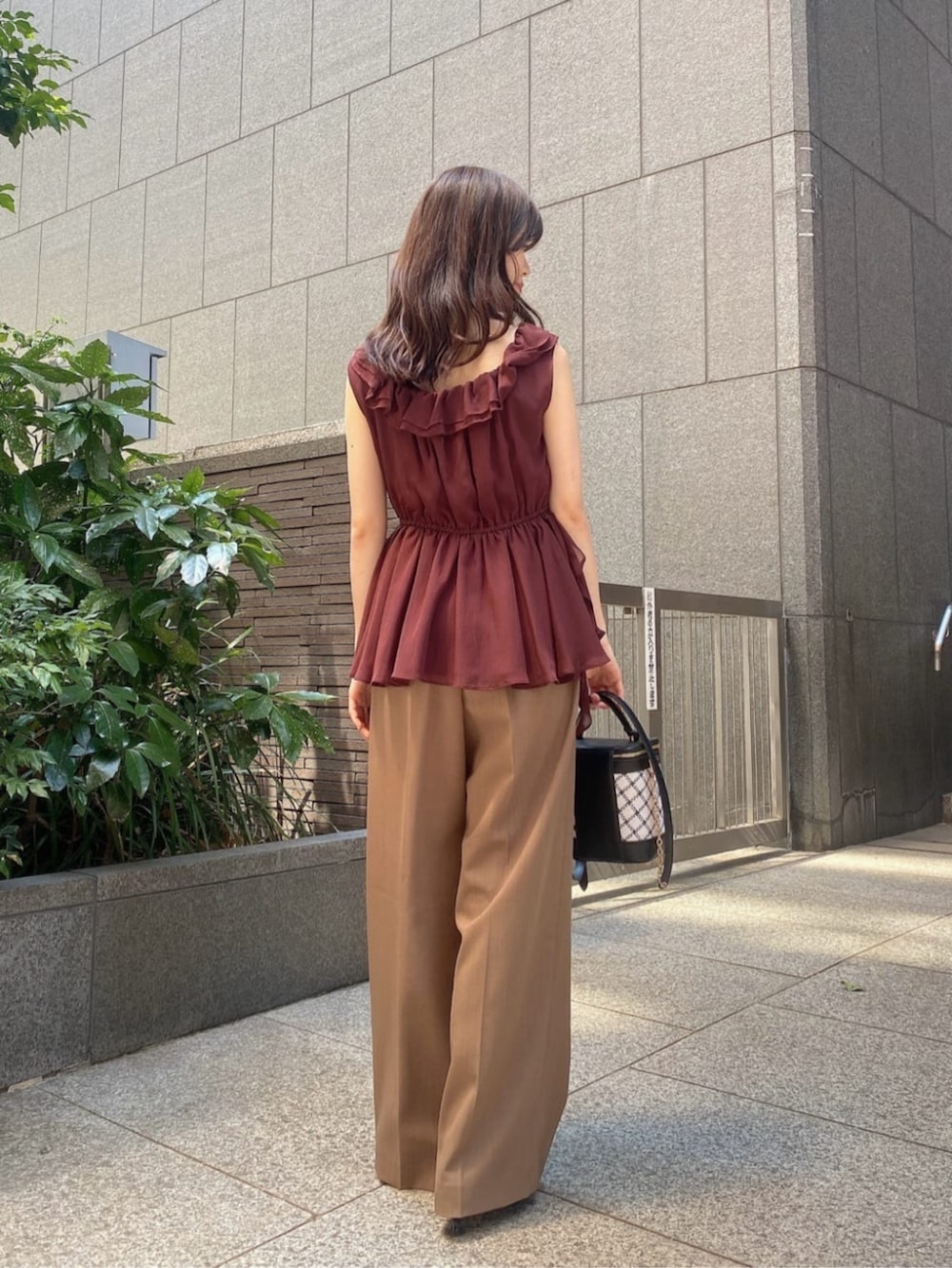 ホワイト系のショルダーバッグ、ブラウン系のシャツ/ブラウス、ブラウン系のその他パンツを着用したレディースの夏コーディネートの2枚目の写真