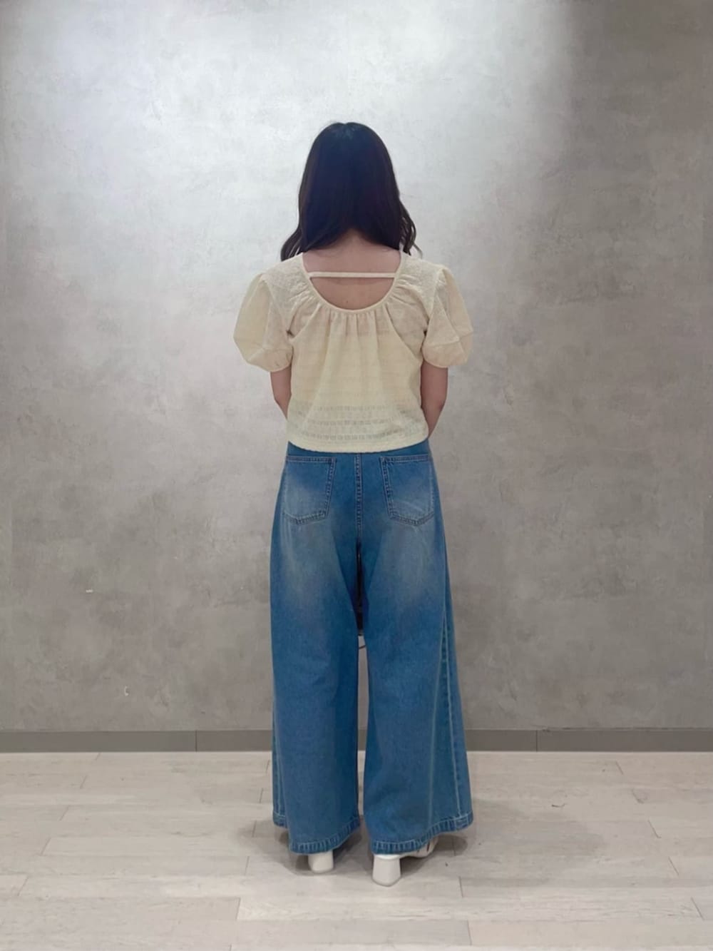 ベージュ系のショルダーバッグ、イエロー系のTシャツ/カットソー、ブルー系のその他パンツを着用したレディースの夏コーディネートの3枚目の写真