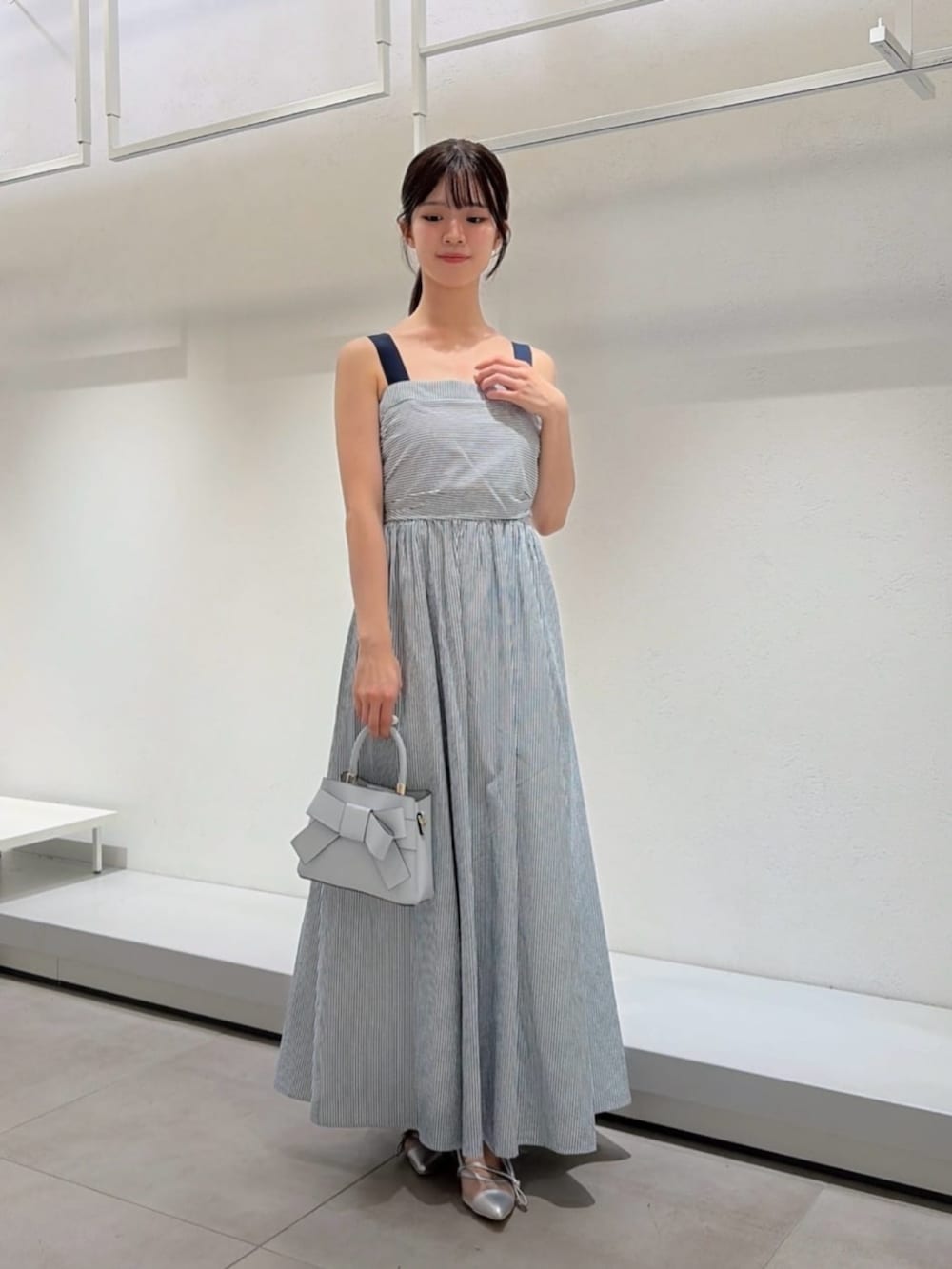 シルバー系のパンプス、ブルー系のパーカー、ブルー系のワンピースを着用したレディースの夏コーディネートの4枚目の写真
