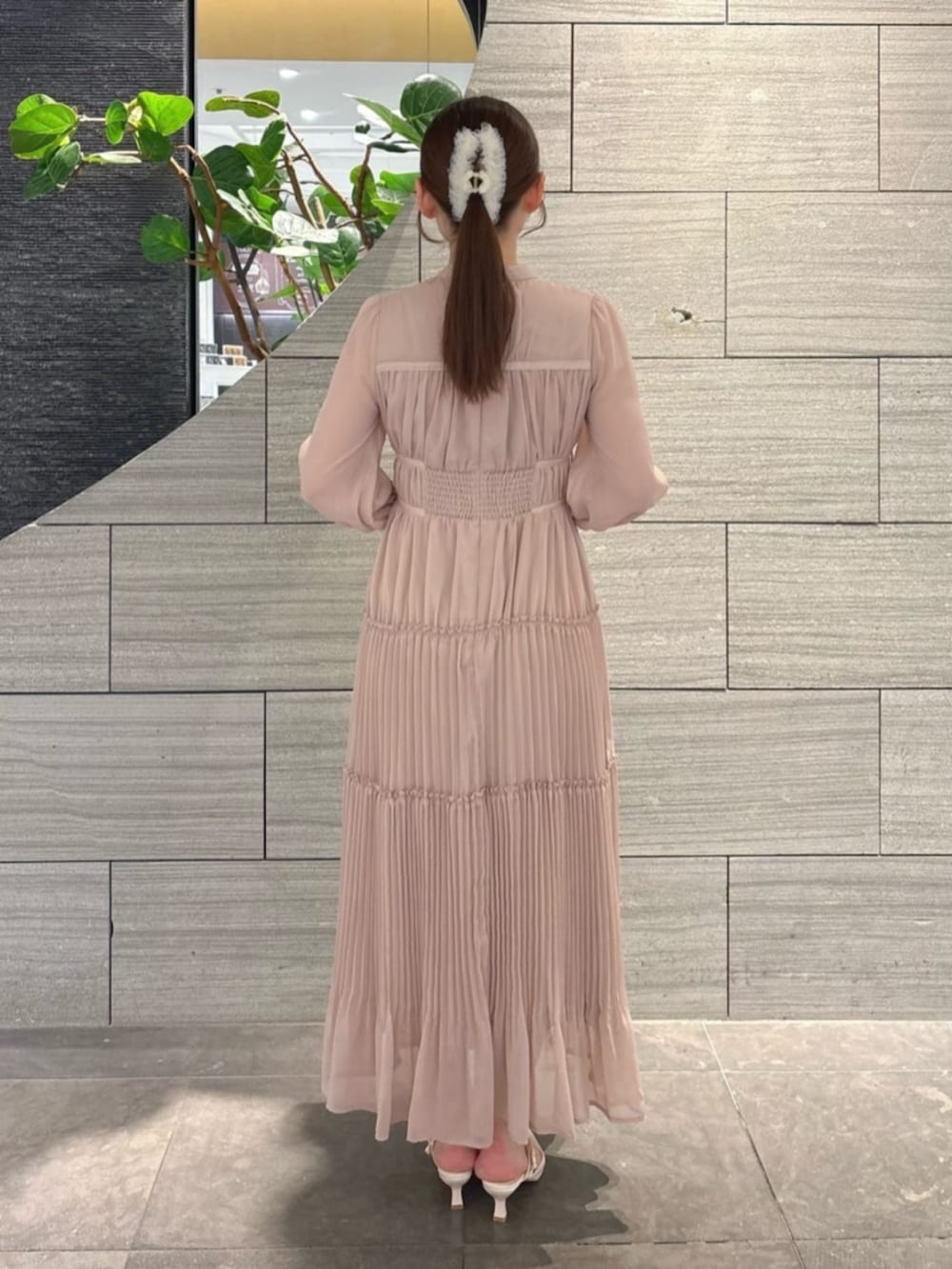 ピンク系のワンピースを着用したレディースの春コーディネートの3枚目の写真