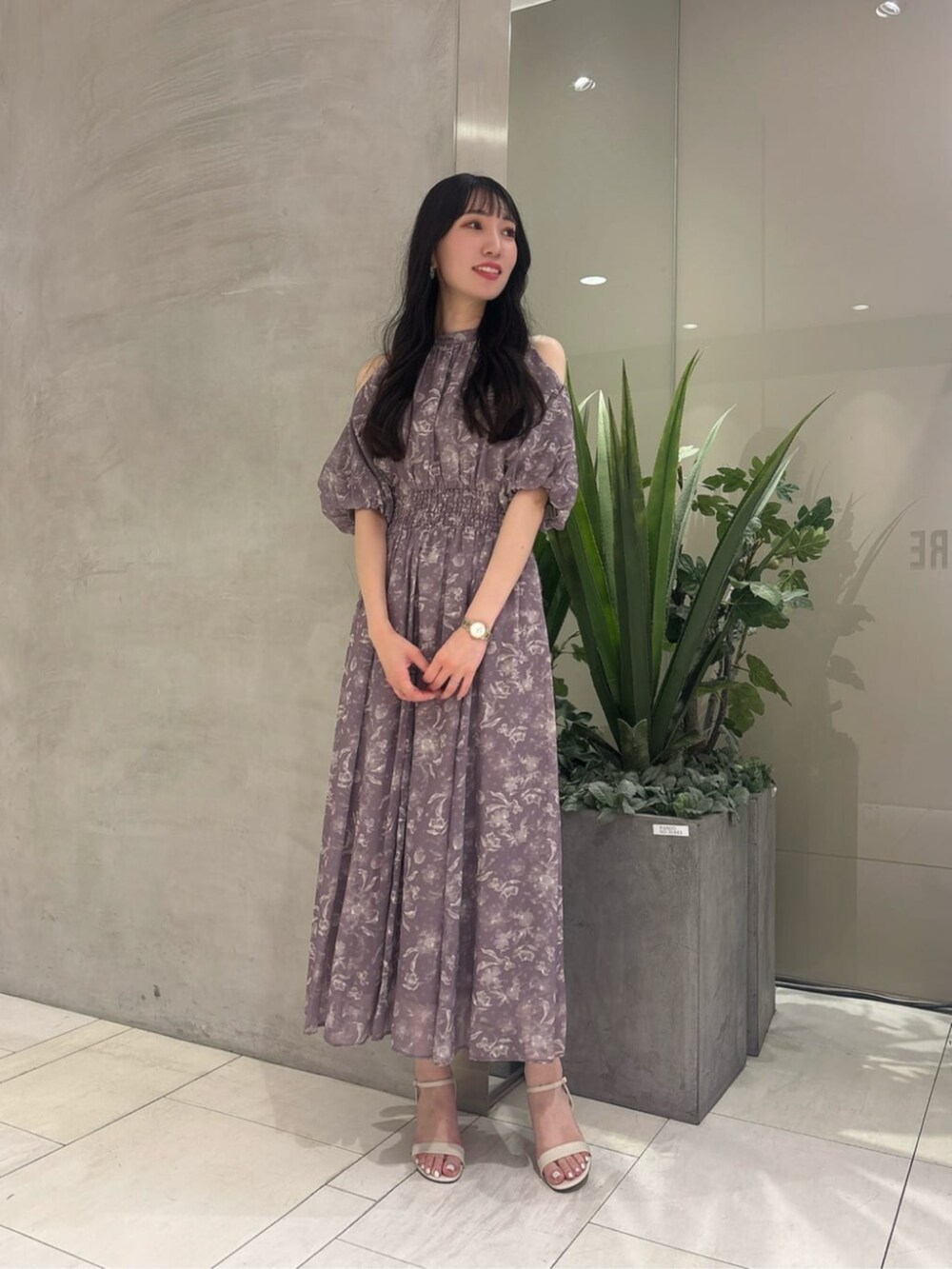 グレー系のワンピースを着用したレディースの夏コーディネートの2枚目の写真