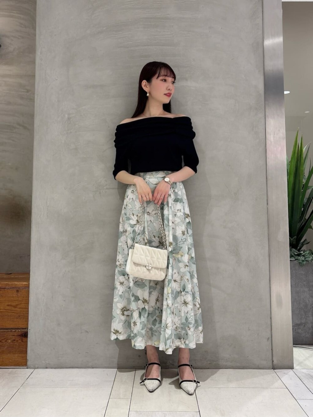 「春めき満開コーデ、今日のコーデ、シンプルスタイル、はるコーデ、スカートスタイル、オトナカジュアル、オトナ女子、オトナカワイイ、カジュアル、カジュアルコーデ、きれいめカジュアル、キレイめ、きれいめ、キレイめカジュアル、きれいめコーディネート」｜「PROPORTION BODY DRESSINGのニュアンスフラワースカート / 1215120400（スカート、グリーン系）」を使った、PROPORTION STAFFさん（レディース・162cm）の春コーディネートの3枚目の写真