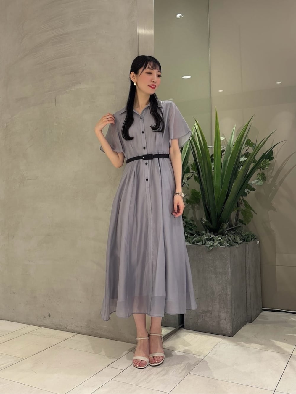 ブルー系のワンピースを着用したレディースの夏コーディネートの3枚目の写真