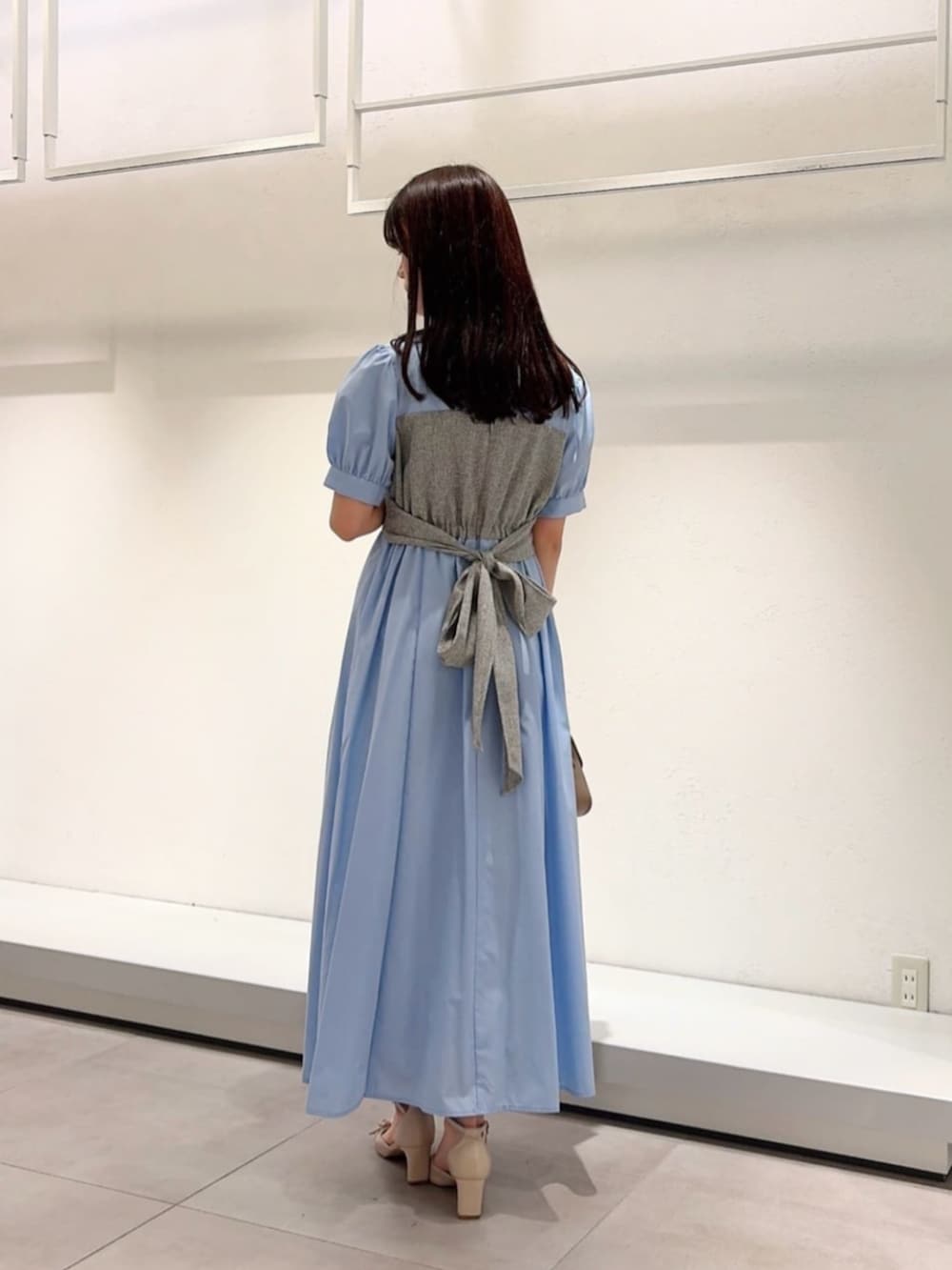 ベージュ系のパンプス、グレー系のショルダーバッグ、ブルー系のワンピースを着用したレディースの春コーディネートの3枚目の写真
