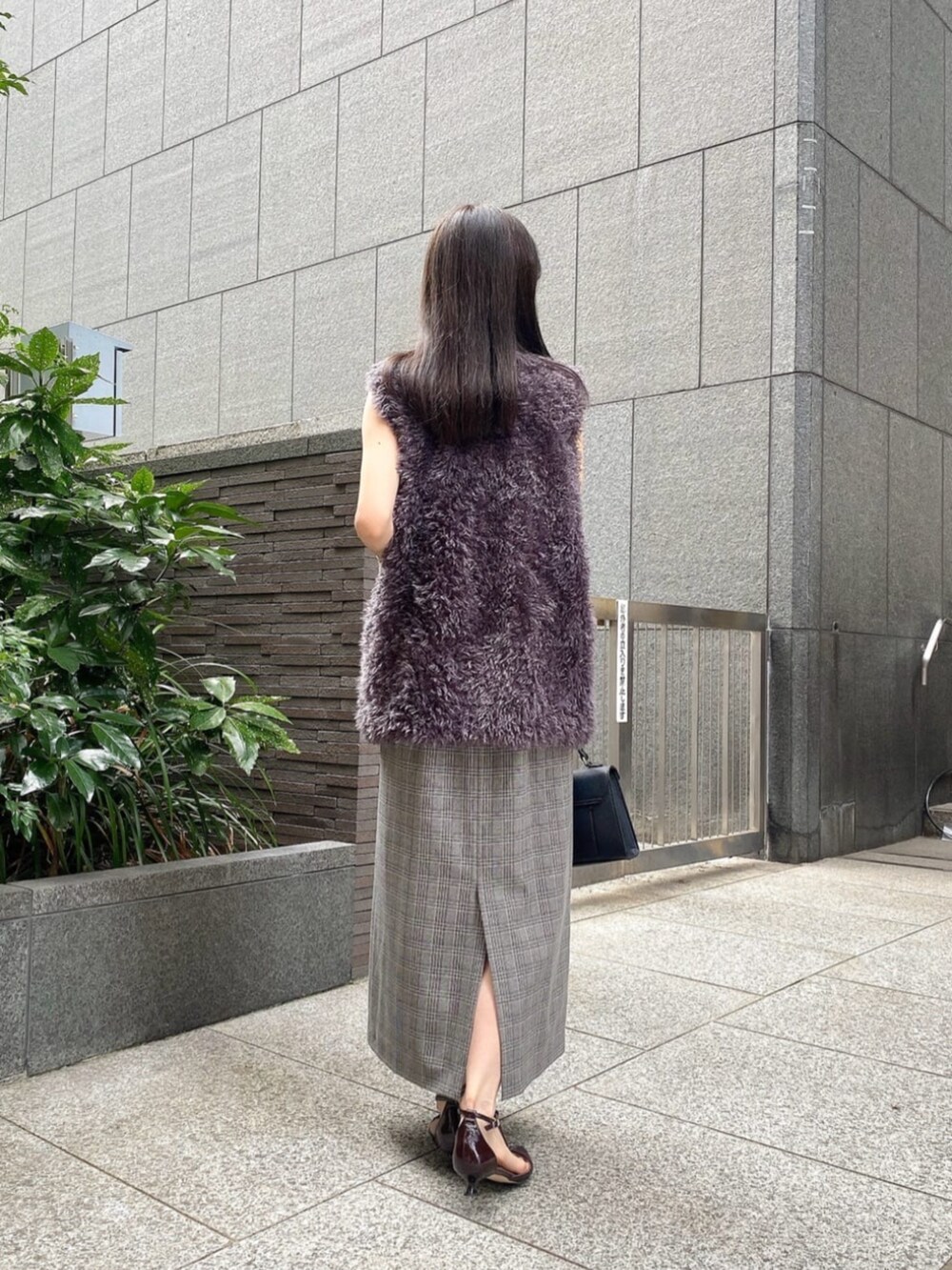 グレー系のテーラードジャケット、ブラック系のワンピースを着用したレディースの秋コーディネートの2枚目の写真