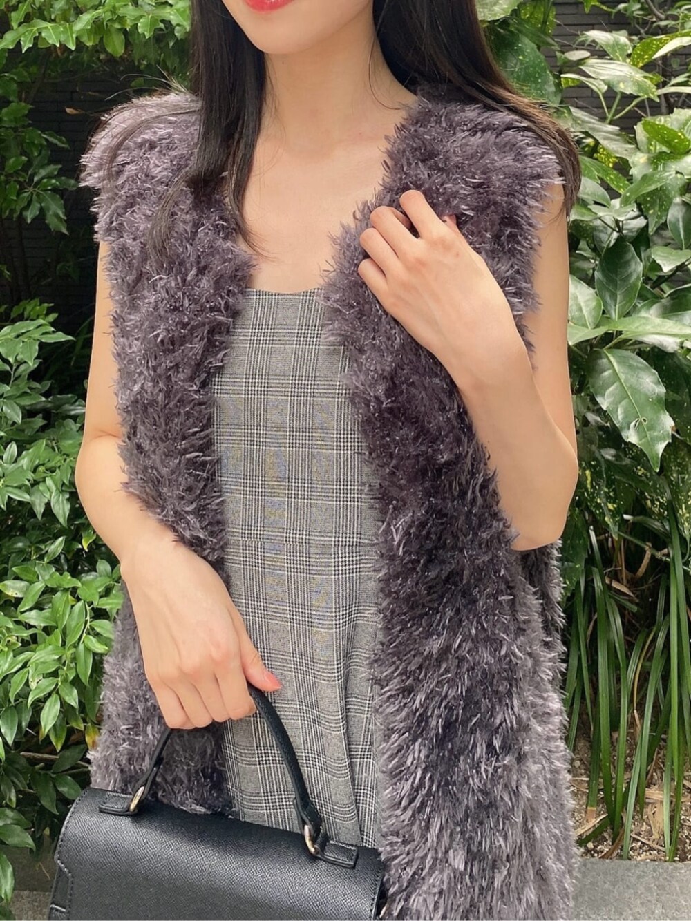 グレー系のテーラードジャケット、ブラック系のワンピースを着用したレディースの秋コーディネートの3枚目の写真