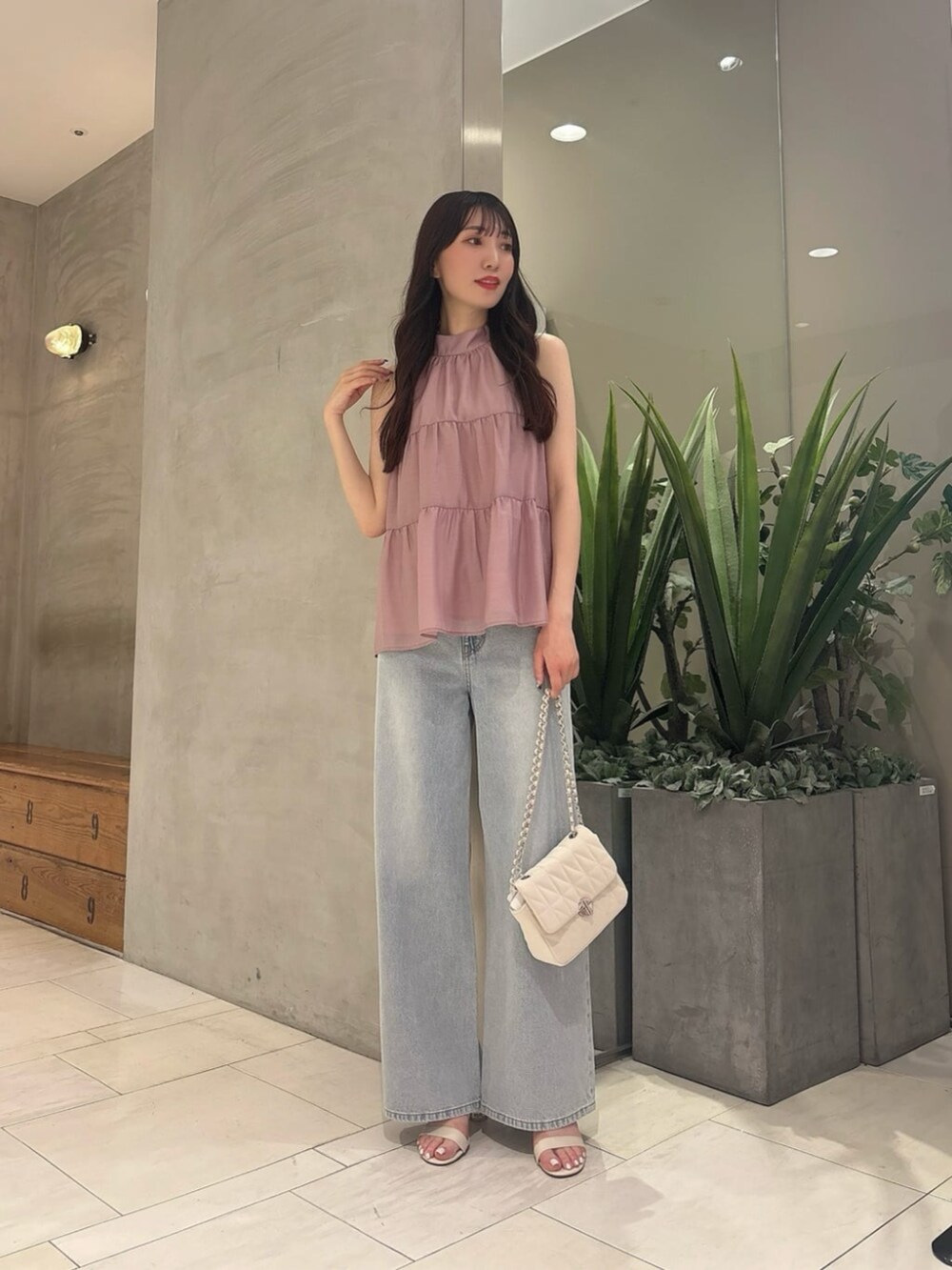 ホワイト系のショルダーバッグ、ブルー系のその他パンツ、ピンク系のシャツ/ブラウスを着用したレディースの夏コーディネートの3枚目の写真