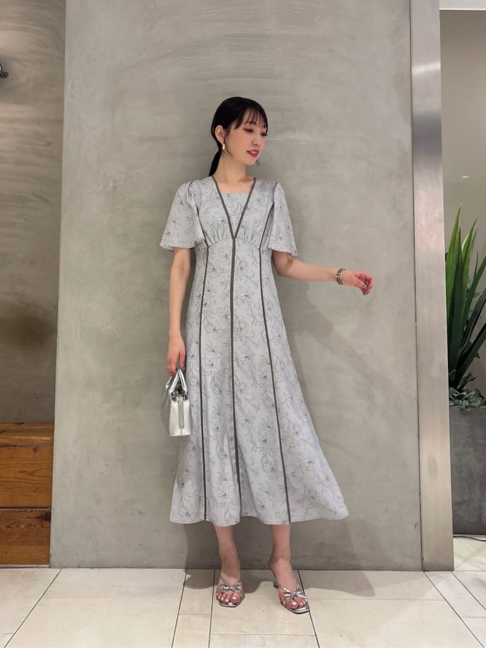 ブルー系のワンピースを着用したレディースの春コーディネートの3枚目の写真