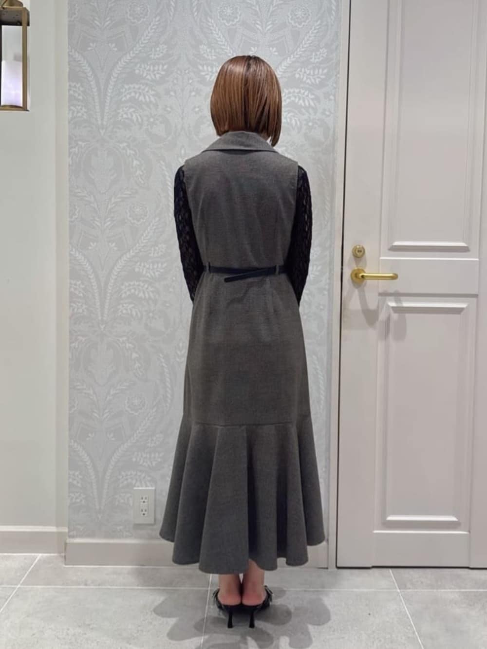 ブラック系のショルダーバッグ、ブラウン系のワンピース、ブラック系のTシャツ/カットソーを着用したレディースの秋コーディネートの3枚目の写真