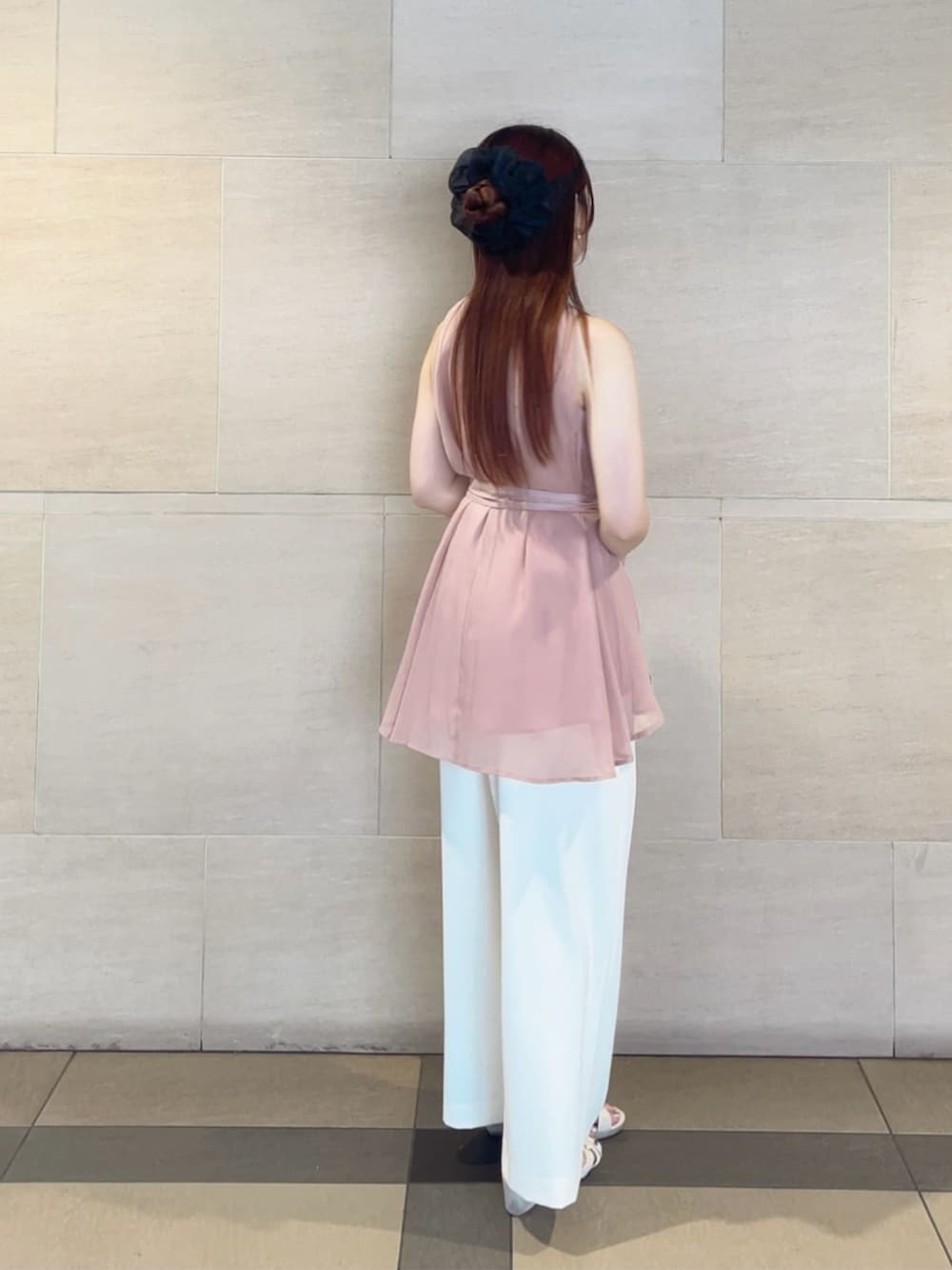 グレー系のショルダーバッグ、ピンク系のシャツ/ブラウス、ホワイト系のその他パンツを着用したレディースの夏コーディネートの4枚目の写真