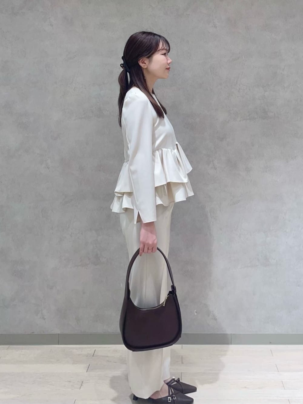 ブラウン系のパンプス、ホワイト系のシャツ/ブラウス、ホワイト系のその他パンツを着用したレディースの冬コーディネートの2枚目の写真