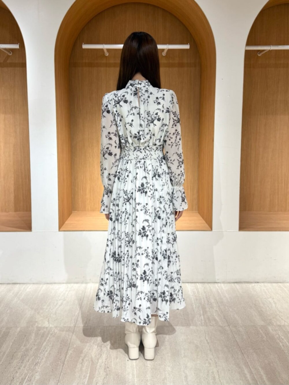 ブラック系のワンピース、ベージュ系のキーホルダーを着用したレディースの冬コーディネートの3枚目の写真