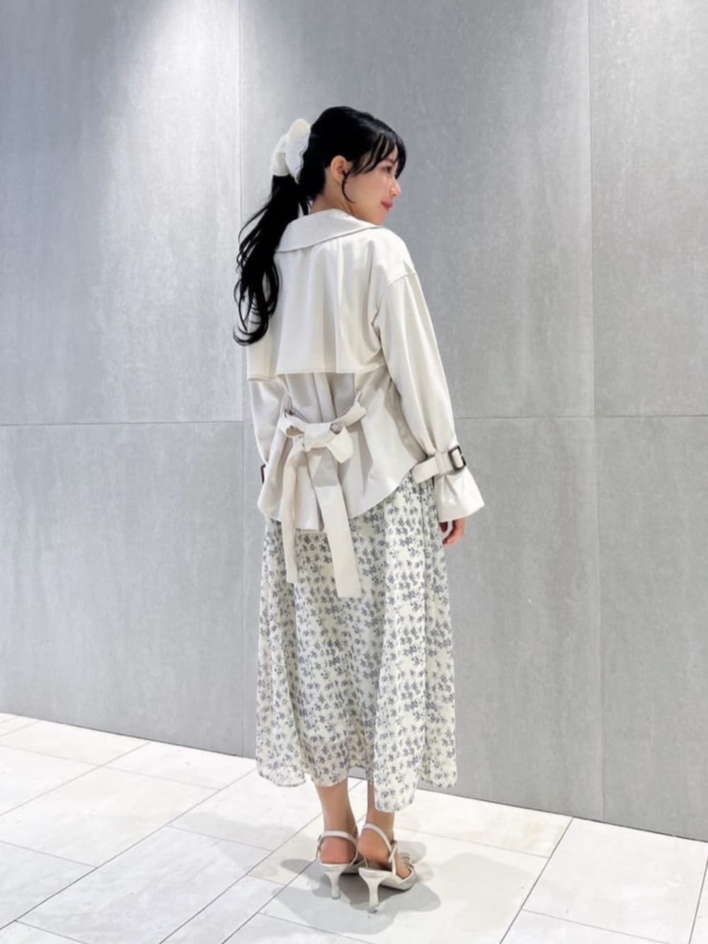 ホワイト系のトレンチコート、ホワイト系のワンピースを着用したレディースの春コーディネートの2枚目の写真