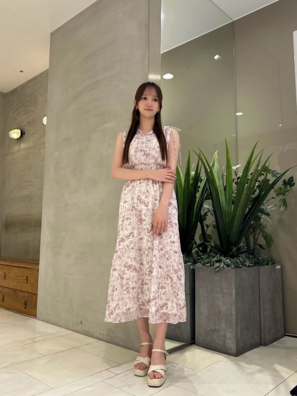 パープル系のカーディガン/ボレロ、ピンク系のワンピース、ホワイト系のトートバッグを着用したレディースの夏コーディネートの2枚目の写真