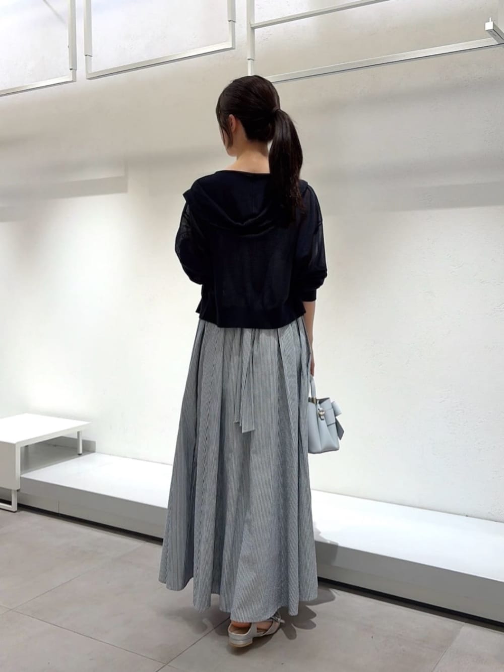 シルバー系のパンプス、ブルー系のパーカー、ブルー系のワンピースを着用したレディースの夏コーディネートの3枚目の写真
