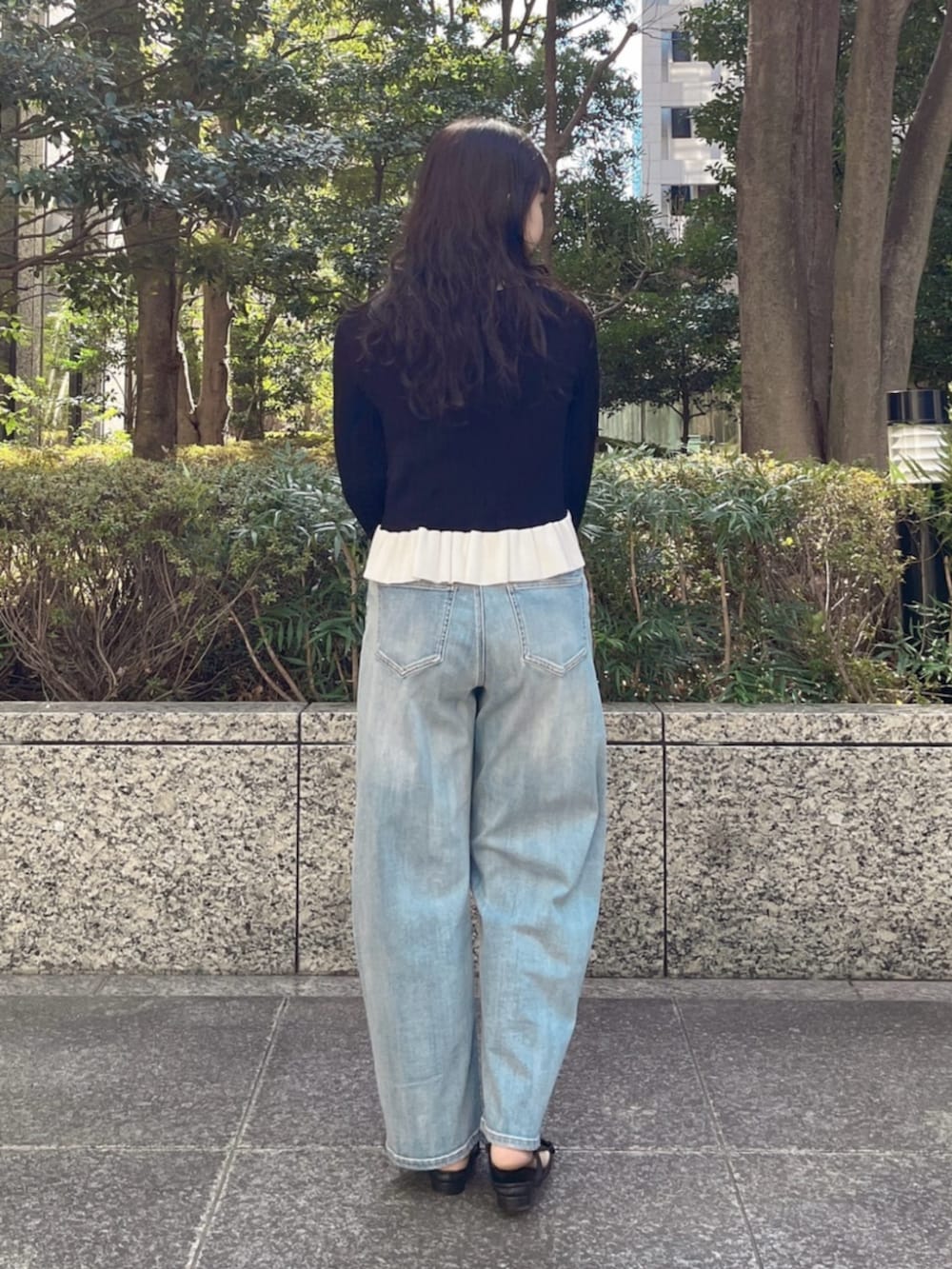 イエロー系のショルダーバッグ、ブルー系のデニムパンツ、ブラック系のパンプスを着用したレディースの春コーディネートの3枚目の写真