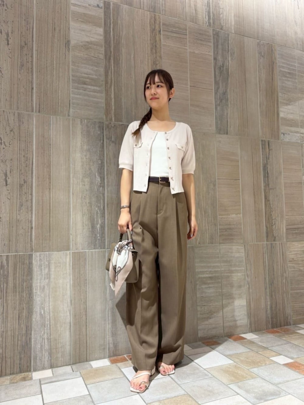 ホワイト系のパンプス、ブラウン系のショルダーバッグ、ブラウン系のその他パンツを着用したレディースの夏コーディネートの3枚目の写真