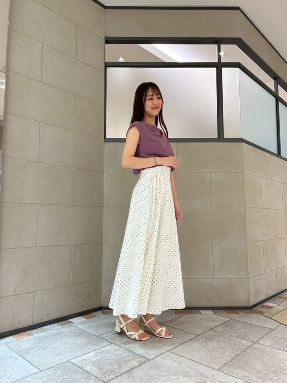 ホワイト系のスカート、レッド系のシャツ/ブラウスを着用したレディースの夏コーディネートの2枚目の写真