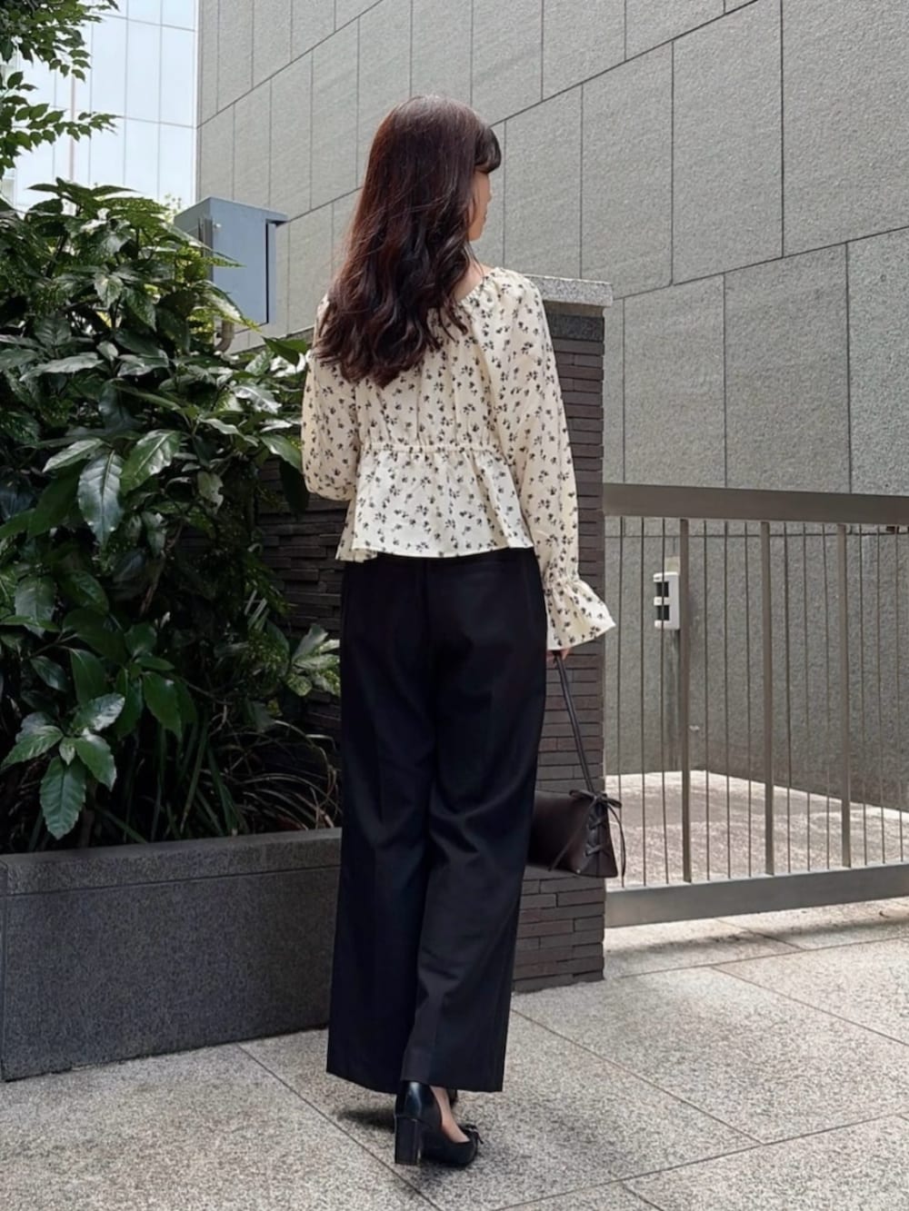 ブラック系のパンプス、ホワイト系のシャツ/ブラウス、ブラック系のその他パンツを着用したレディースの秋コーディネートの3枚目の写真