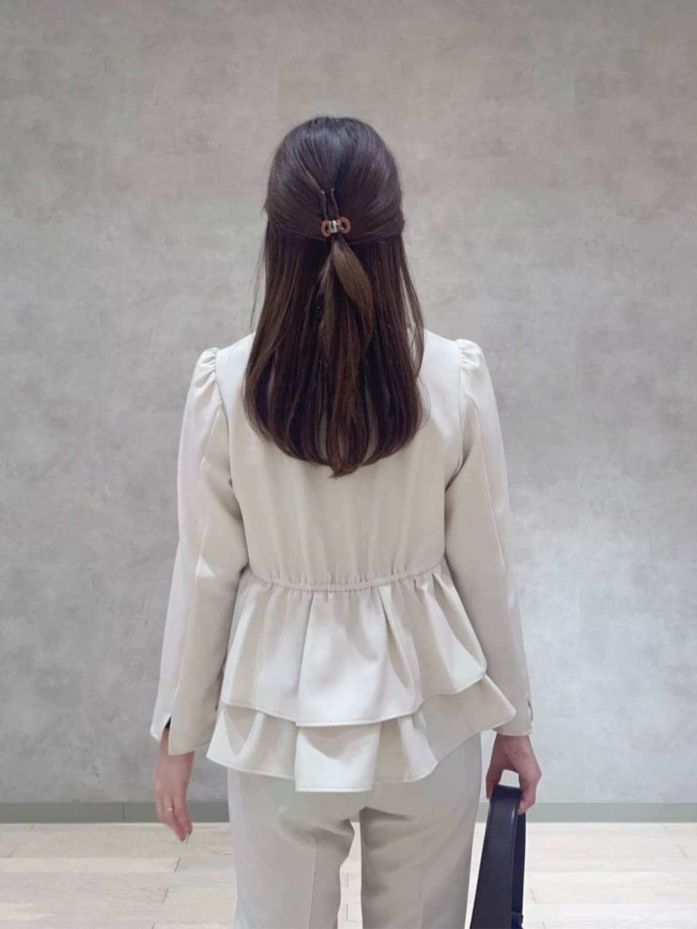 ブラウン系のパンプス、ホワイト系のシャツ/ブラウス、ホワイト系のその他パンツを着用したレディースの冬コーディネートの3枚目の写真