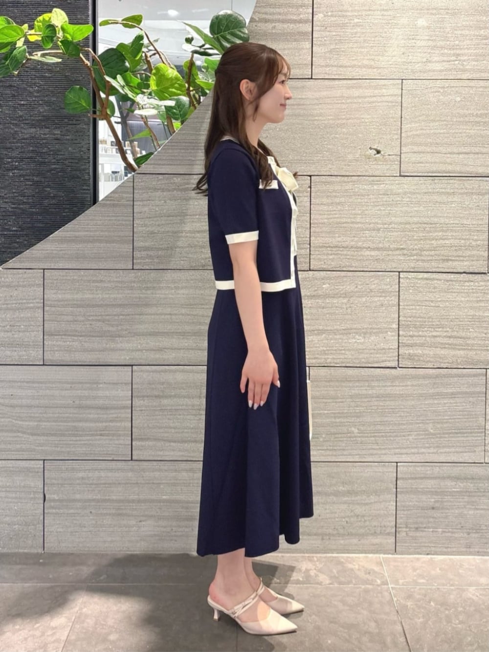 ブルー系のカーディガン/ボレロ、ブルー系のワンピースを着用したレディースの春コーディネートの2枚目の写真