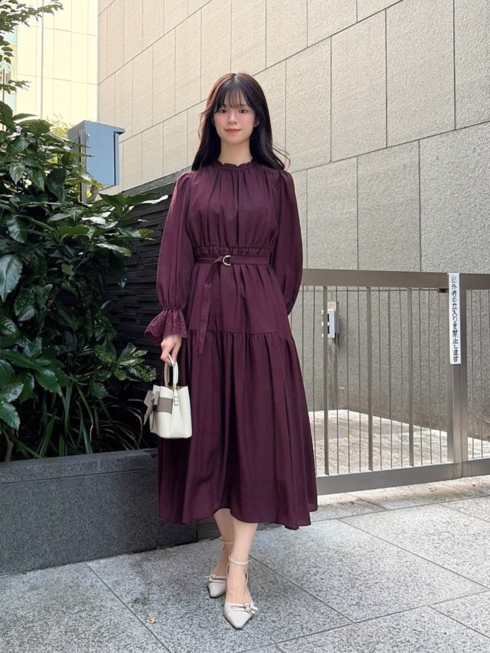 ベージュ系のパンプス、ホワイト系のショルダーバッグ、ベージュ系のテーラードジャケットを着用したレディースの秋コーディネートの2枚目の写真