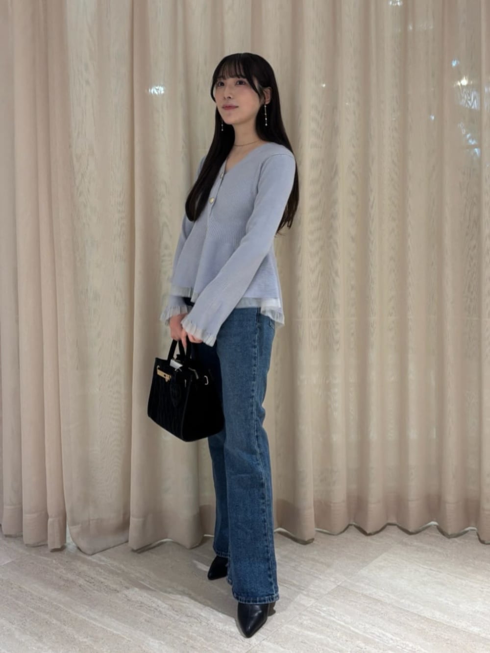 ブルー系のニット/セーター、ブルー系のその他パンツを着用したレディースの冬コーディネートの2枚目の写真