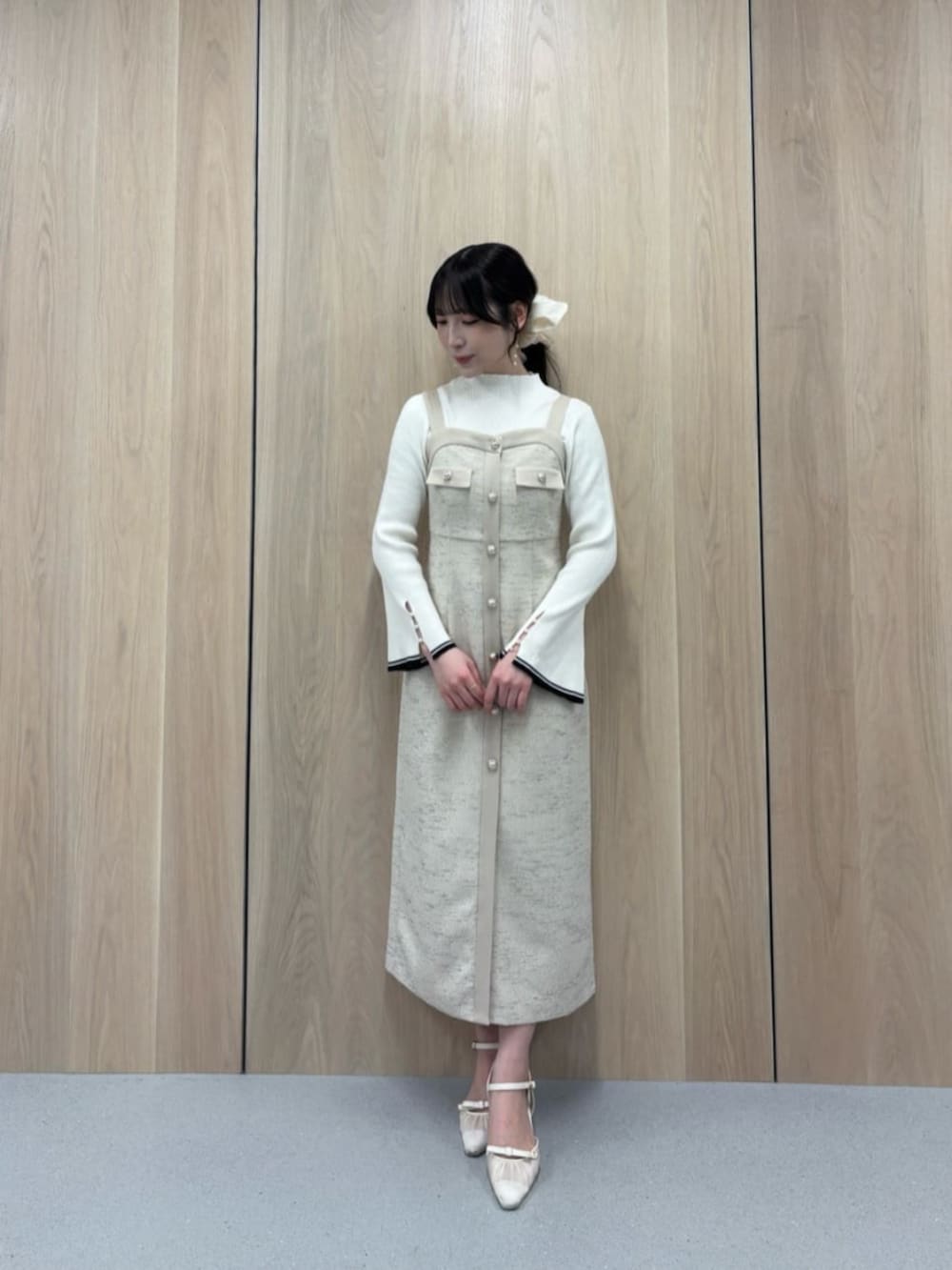 ホワイト系のニット/セーター、ベージュ系のワンピース、ホワイト系のシュシュを着用したレディースの秋コーディネートの2枚目の写真