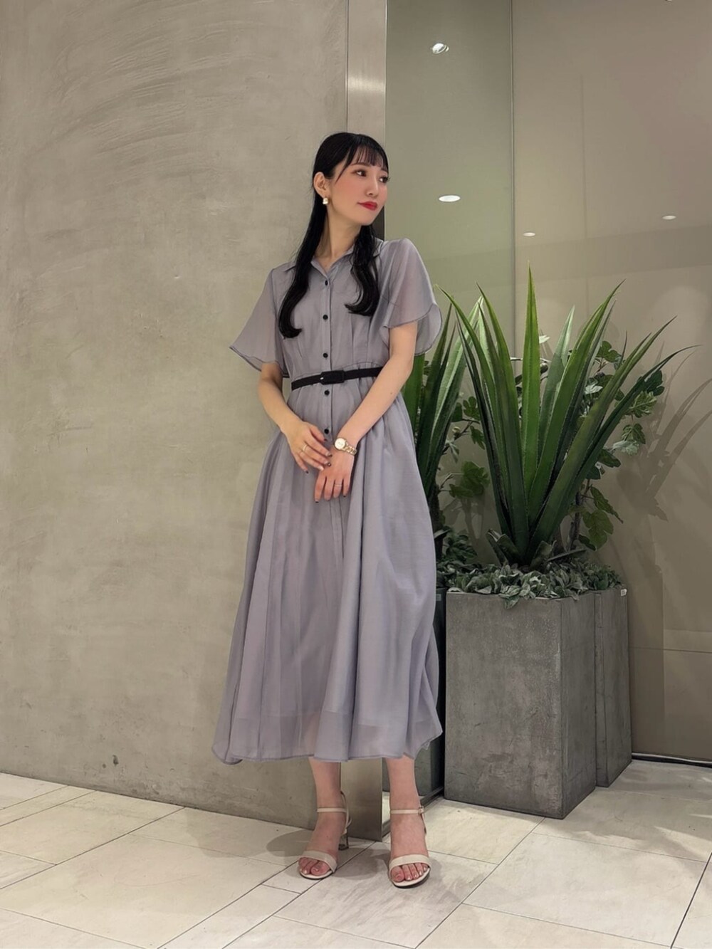 ブルー系のワンピースを着用したレディースの夏コーディネートの2枚目の写真