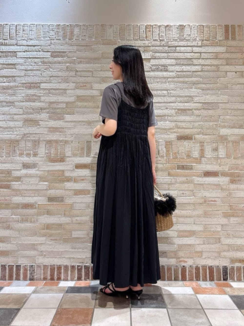 ブラック系のショルダーバッグ、ブラック系のパンプス、グレー系のTシャツ/カットソーを着用したレディースの夏コーディネートの2枚目の写真