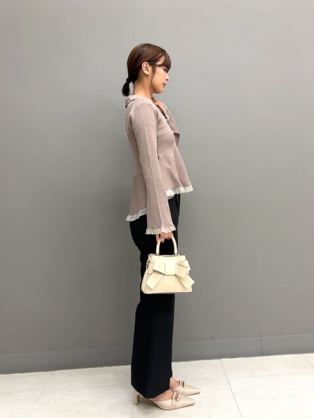 ベージュ系のパンプス、ホワイト系のショルダーバッグ、ブラック系のその他パンツを着用したレディースの秋コーディネートの3枚目の写真