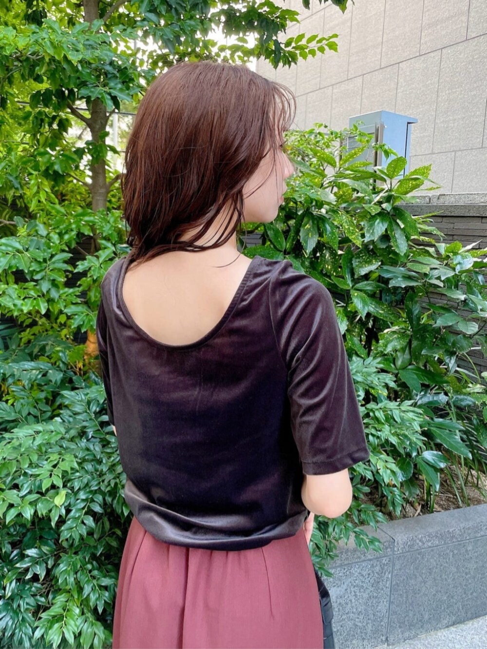 ブラック系のパンプス、グレー系のTシャツ/カットソー、レッド系のスカートを着用したレディースの秋コーディネートの3枚目の写真