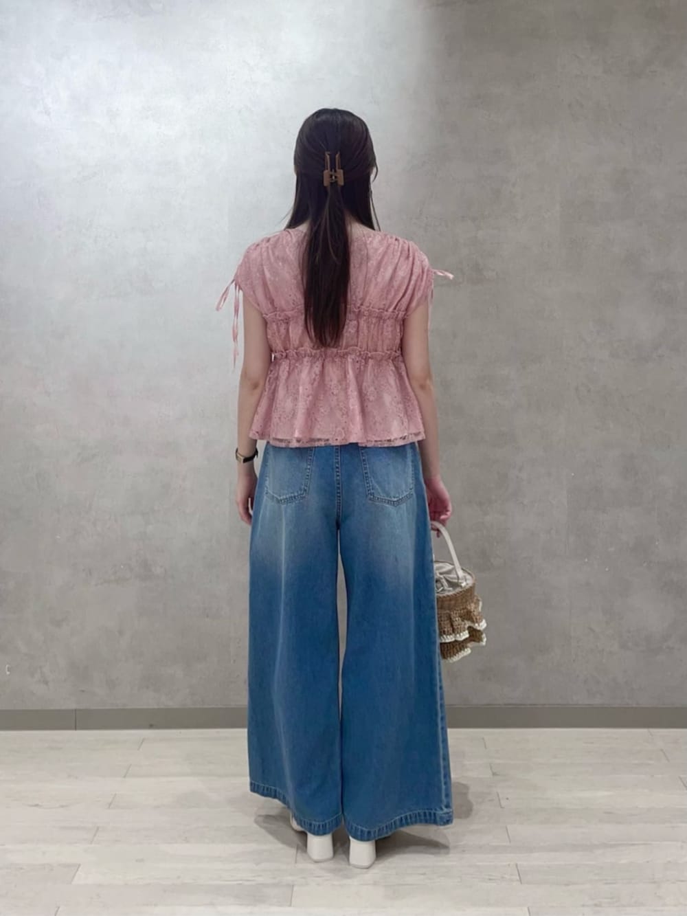 ベージュ系のショルダーバッグ、ブルー系のその他パンツ、ピンク系のシャツ/ブラウスを着用したレディースの夏コーディネートの3枚目の写真
