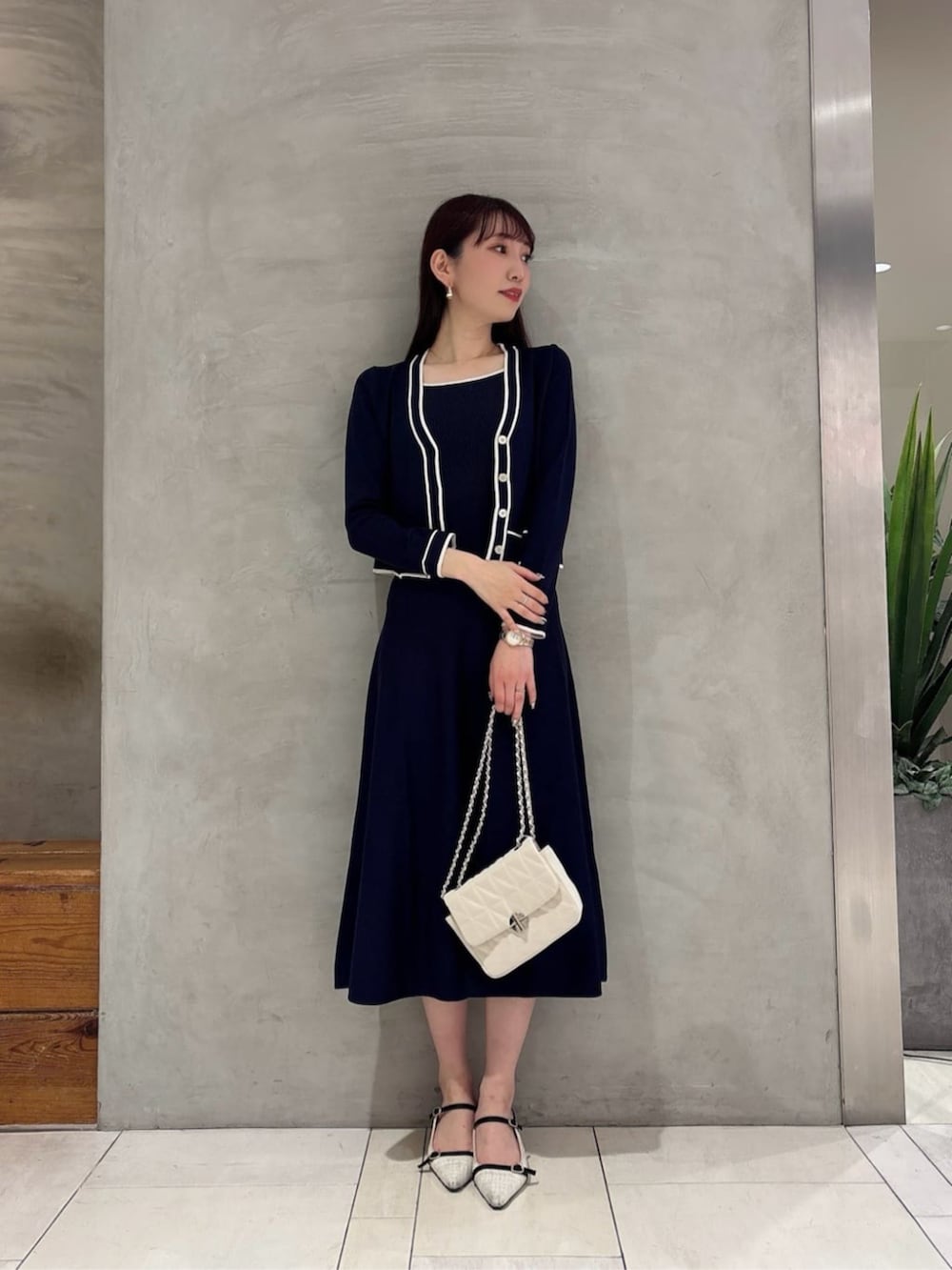 ホワイト系のショルダーバッグ、ブルー系のワンピースを着用したレディースの春コーディネートの2枚目の写真