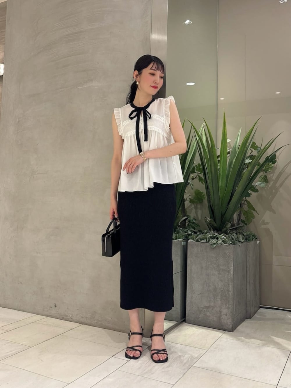 ブラック系のトートバッグ、ホワイト系のシャツ/ブラウス、ブラック系のワンピースを着用したレディースの夏コーディネートの3枚目の写真