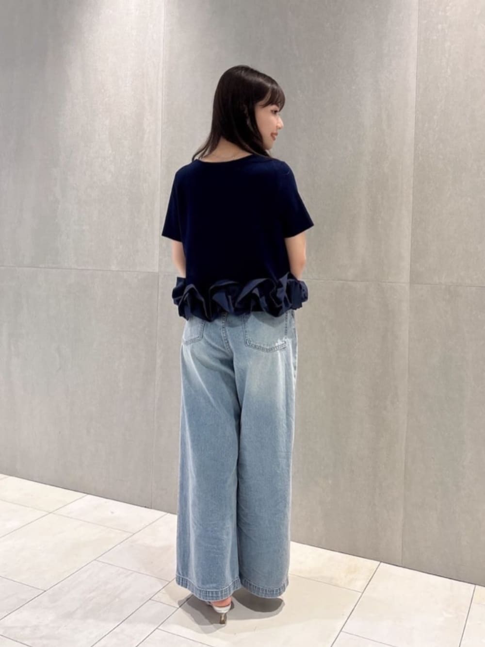 シルバー系のパンプス、ブルー系のその他パンツ、ホワイト系のショルダーバッグを着用したレディースの夏コーディネートの3枚目の写真