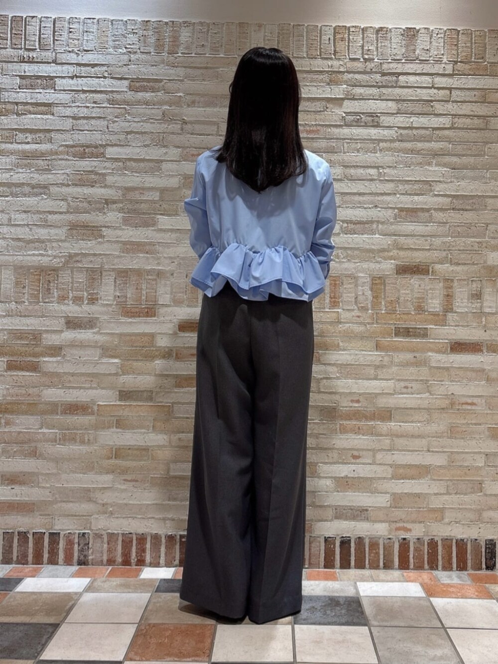 ホワイト系のショルダーバッグ、ブルー系のシャツ/ブラウス、グレー系のその他パンツを着用したレディースの春コーディネートの3枚目の写真