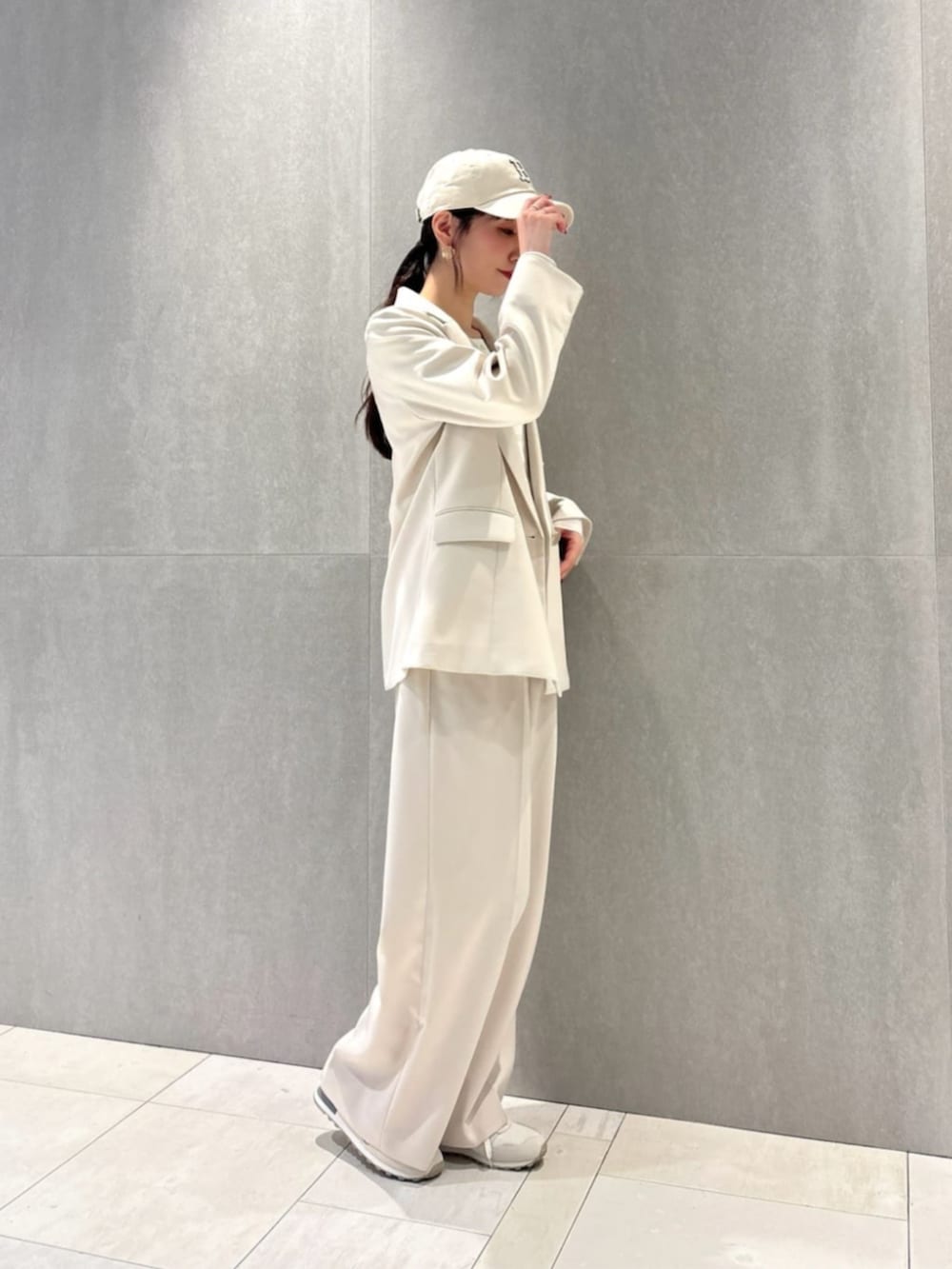 ホワイト系のテーラードジャケット、ホワイト系のキャミソール、ホワイト系のTシャツ/カットソーを着用したレディースの冬コーディネートの3枚目の写真