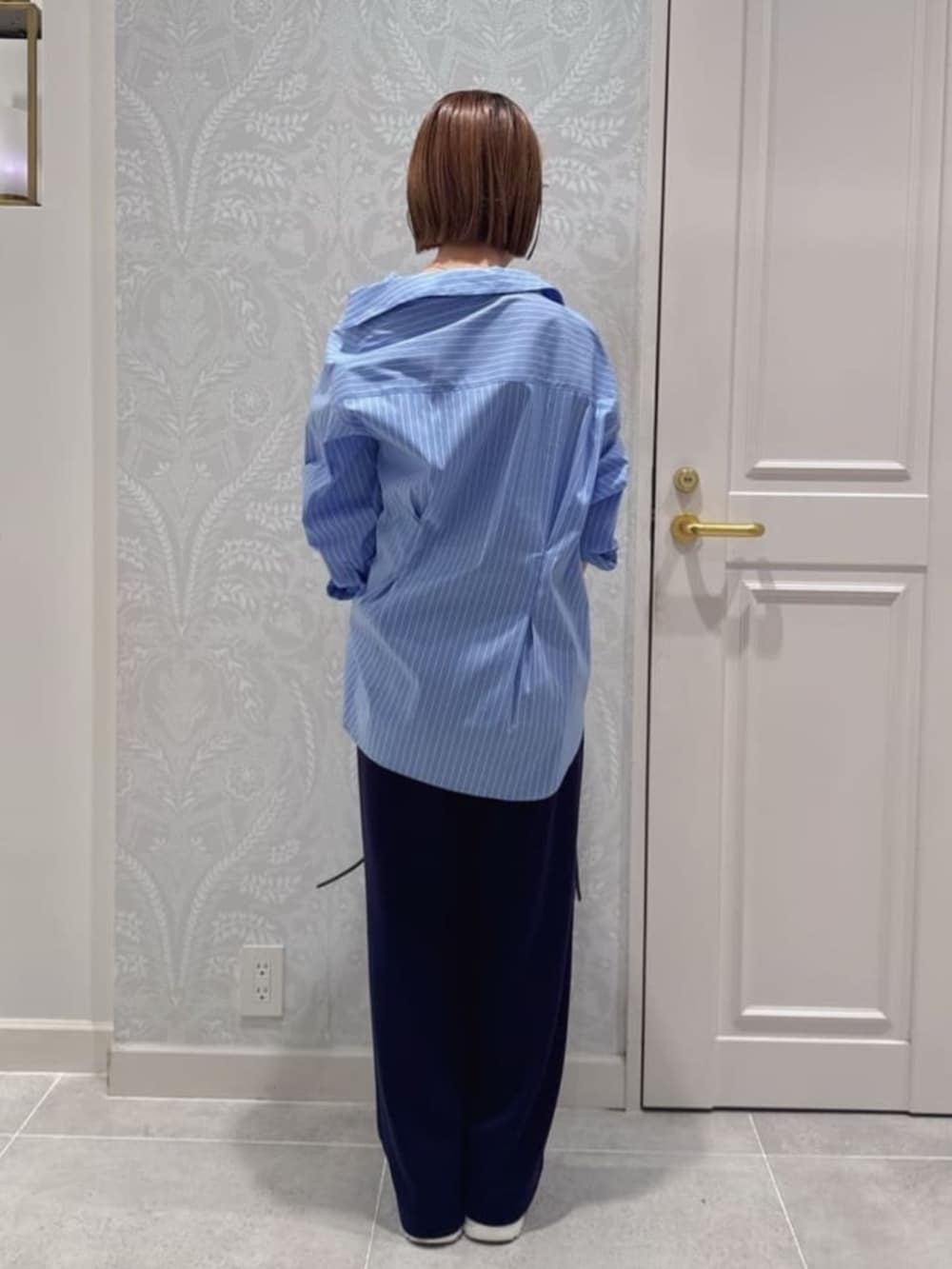 ブラウン系のショルダーバッグ、ブルー系のシャツ/ブラウス、ブルー系のその他パンツを着用したレディースの秋コーディネートの3枚目の写真