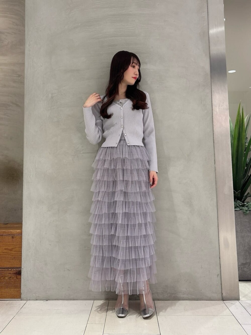「ワントーンコーデ、グレー、春コーデ、春、春夏コーデ、春色、春カラー、春服、きれいめカジュアル、キレイめ、きれいめ、オトナカジュアル、オトナ女子、オトナカワイイ、オトナガーリー」｜「PROPORTION BODY DRESSINGのチュール付きアンサンブルニット / 1215170313（アンサンブル、グレー系）」を使った、PROPORTION STAFFさん（レディース・162cm）の春コーディネートの2枚目の写真